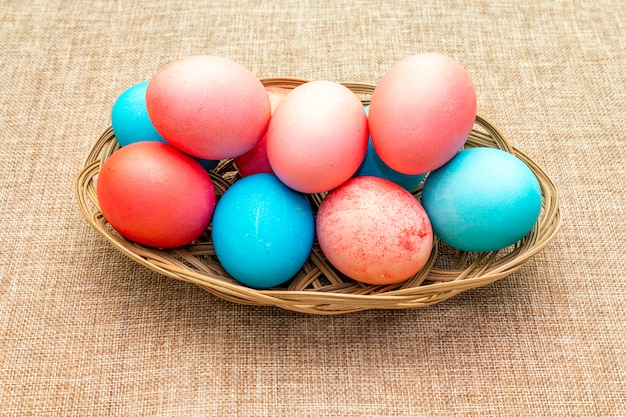 Oeufs roses et bleus dans le nid pour Pâques