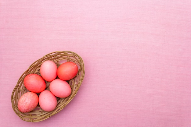 Oeufs roses pour Pâques dans le nid