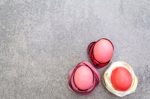 Oeufs roses pour les vacances de Pâques