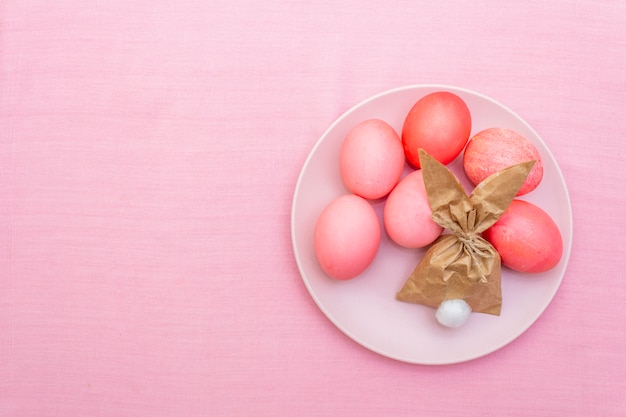 Oeufs roses avec sac en papier lapin pour les vacances de Pâques