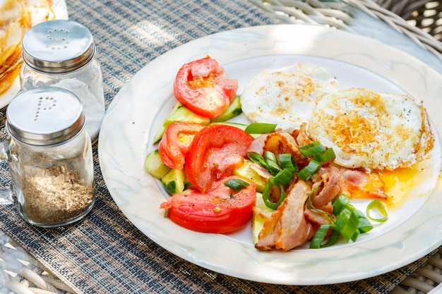 Oeufs rôtis au bacon et légumes