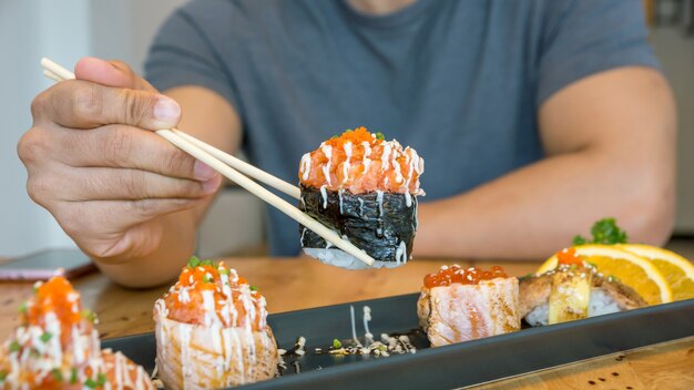 Photo oeufs de saumon frais sushi sur une plaque noire