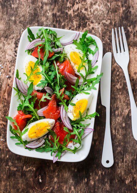 Oeufs de saumon fumé Roquette Oignon rouge Huile d'olive Vinaigrette au citron Salade