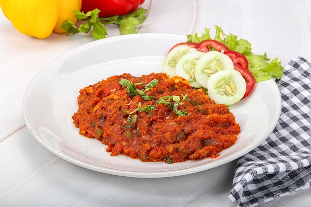 Des œufs de Shaakshuka avec des tomates et des herbes