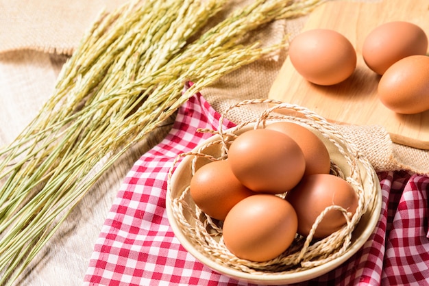 les oeufs sont placés dans un bol blanc