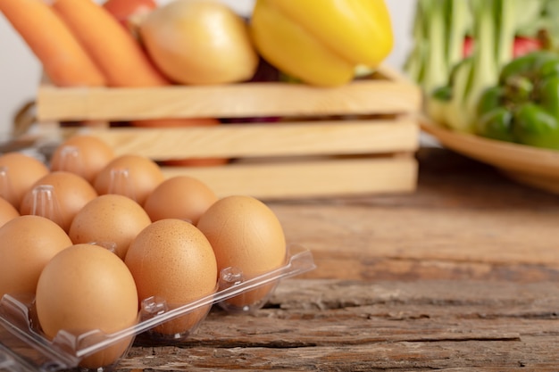 Oeufs Sur La Table En Bois Et Légume Dans Une Boîte En Bois