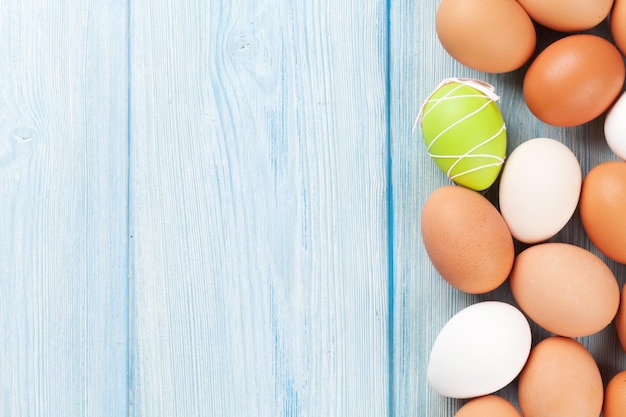 oeufs sur table en bois