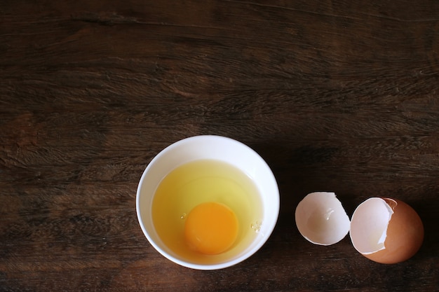 Des oeufs sur la table en bois.