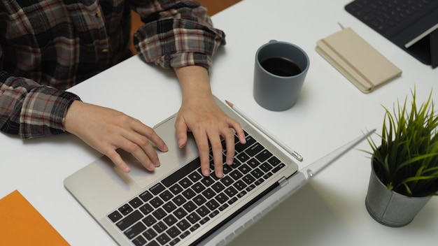 Office worker tapant sur le clavier de l'ordinateur