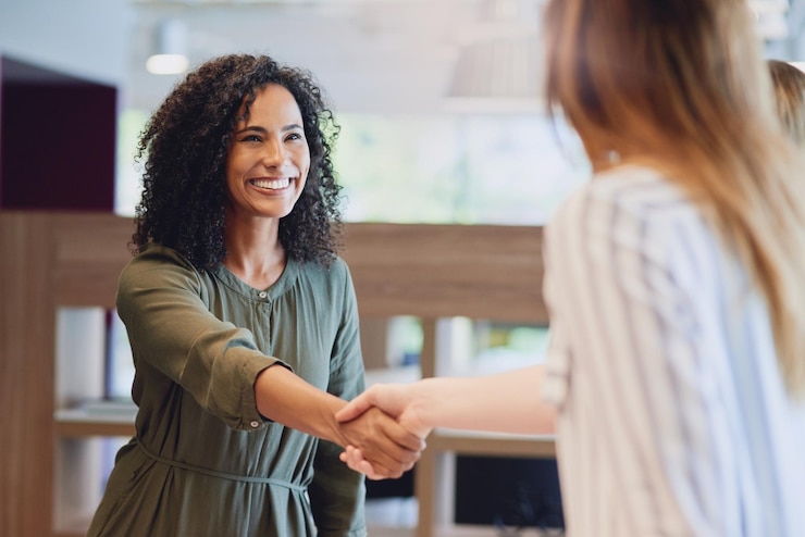 Photo offices femmes d'affaires et sourire avec poignée de main pour l'introduction bienvenue et merci pour la réunion lieu de travail les gens d'entreprise et le gestionnaire avec la poignée des mains pour l'accord accord b2b et le partenariat