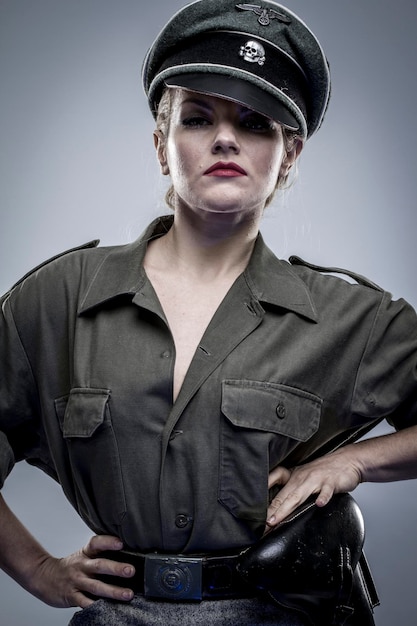 Officier allemand de la Seconde Guerre mondiale, reconstitution, soldat belle femme