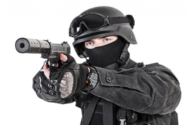 Officier de police SWAT avec pistolet