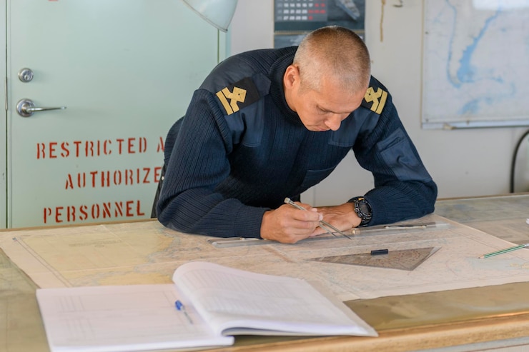 Photo officier de pont sur la passerelle de navigation travaillant avec la carte navigation navigation commerciale