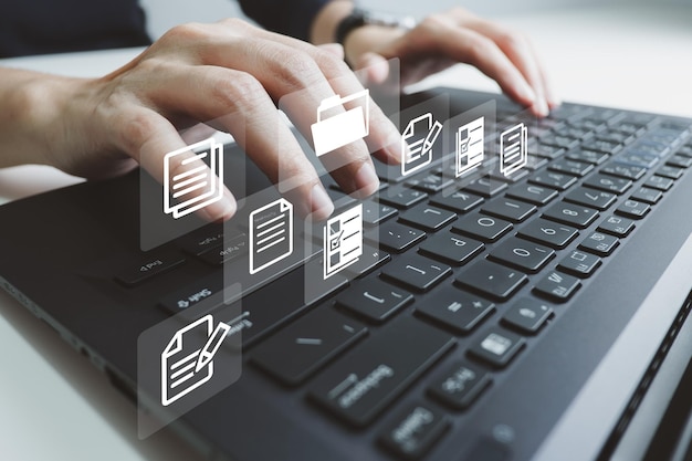 Officier utilisant un ordinateur portable pour gérer les fichiers du système de gestion de documents DMS