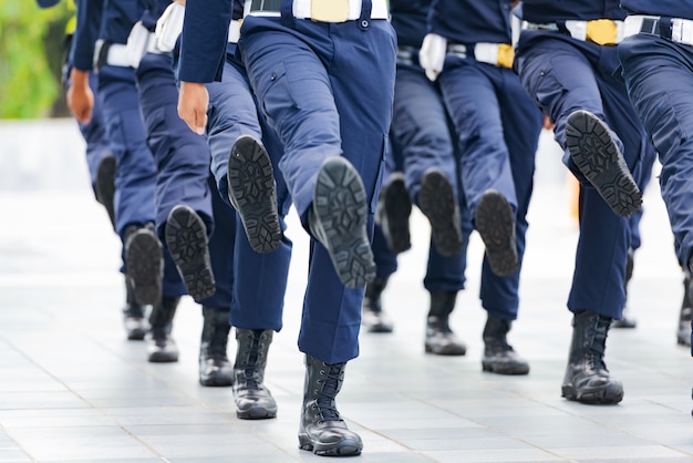 Les officiers de sécurité marchent