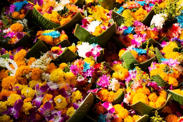 Offrande sacrificielle fleurs ensemble floral dans un panier de feuilles de bananier pour le peuple thaïlandais respecte la prière et l'offre de rite à la divinité ange dieu bénédiction souhait mystère dans le temple Wat Saphan Sung à Nonthaburi Thaïlande