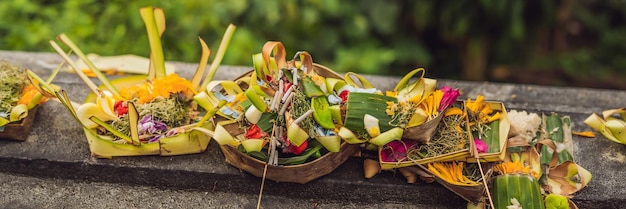 Offres hindoues balinaises appelées Canang. Canang sari est l'une des offrandes quotidiennes faites par les hindous balinais pour remercier le Sang Hyang Widhi Wasa dans la louange et la prière et peut être vu partout à Bali BAN