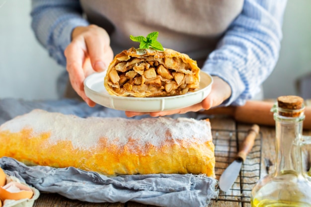 Offrez de prendre un morceau de strudel aux pommes