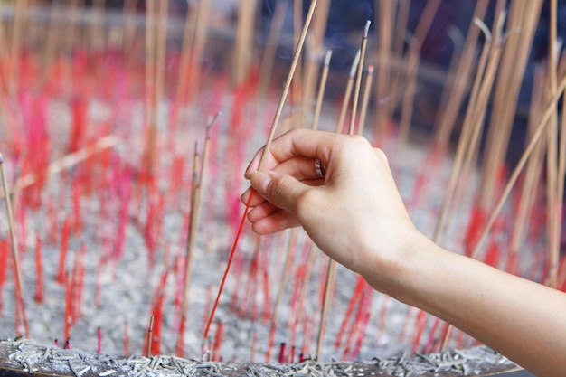 Offrir un bâton d'encens à Dieu dans un temple chinois