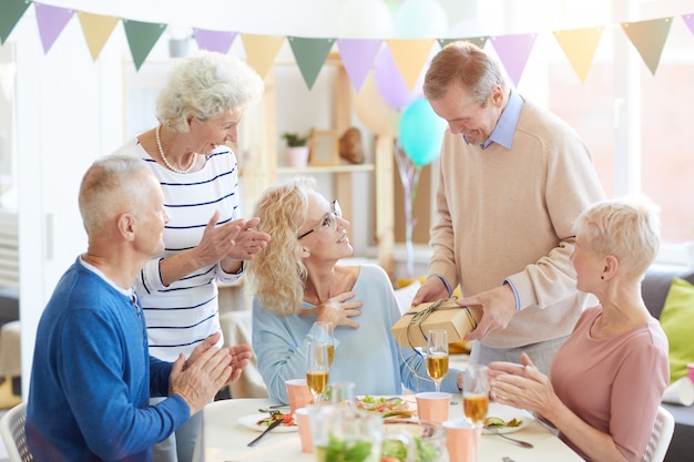 Offrir un cadeau d'anniversaire à une femme de tous ses amis