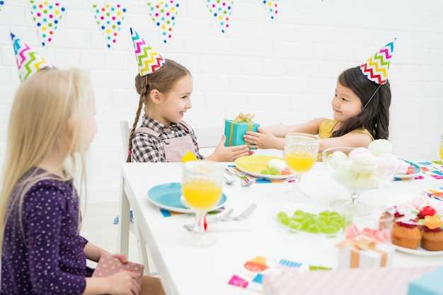 Offrir des cadeaux à une fille d'anniversaire