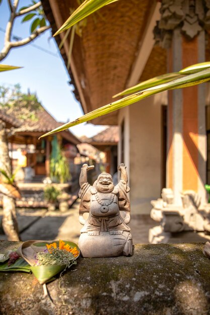 Offrir une statue bouddhiste dans un temple en Indonésie