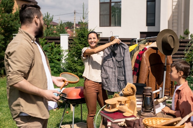 Offrir une veste à son mari lors d'une vente de garage