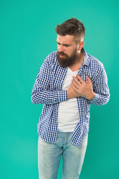 Oh mon cœur Un homme barbu souffre de douleurs cardiaques Hipster tient la main sur le cœur Santé cardiovasculaire Chagrin d'amour et douleurs thoraciques Soins de santé Prévention des maladies cardiaques Symptômes de l'infarctus du myocarde