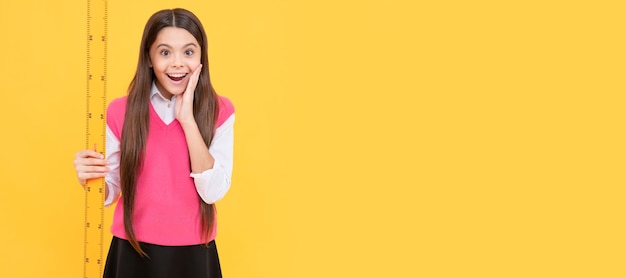 Oh mon dieu disciplines souches concept d'éducation mesurer la taille taille de l'enfant Portrait d'une écolière étudiant studio bannière en-tête écolier élève face copie espace