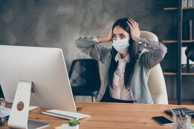 Oh non j'ai viré. Fille frustrée travailler à distance écran ordinateur pc impressionné patron réseau social nouvelles emploi rejeter toucher mains tête panique porter blazer veste costume dans le poste de travail de travail