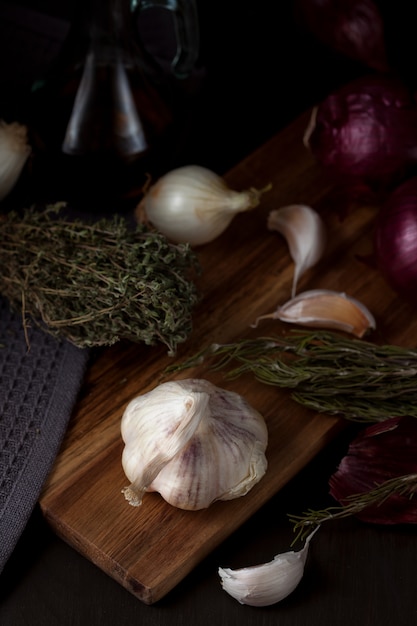 Oignon et ail Concept d'aliments saisonniers, biologiques et sains. Cuisine traditionnelle