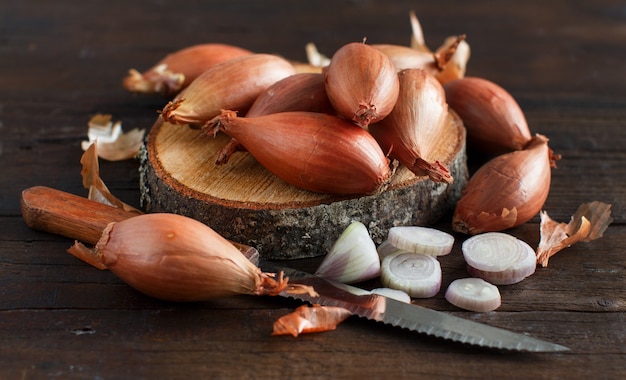 Oignon biologique sur table en bois se bouchent