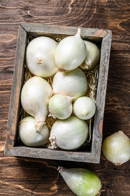 Oignon cru blanc dans une boîte en bois