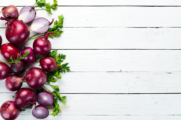 Oignon frais violet sur fond en bois blanc Vue de dessus Espace de copie gratuit