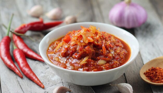 Photo l'oignon, les piments rouges, l'ail et le sel sont les ingrédients de sambal bawang, également connu sous le nom d'oignon épicé.