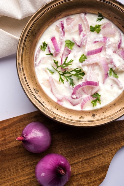 Photo oignon raita orpyaj ou kanda koshimbir ou salade indienne est un condiment du sous-continent indien, à base de dahi ou de caillé