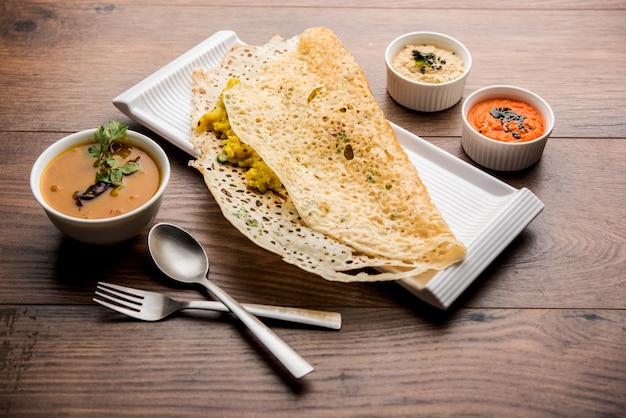 L'oignon rava masala dosa est un petit-déjeuner instantané du sud de l'Inde servi avec du chutney et du sambar sur fond de mauvaise humeur. mise au point sélective