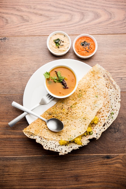 L'oignon rava masala dosa est un petit-déjeuner instantané du sud de l'Inde servi avec du chutney et du sambar sur fond de mauvaise humeur. mise au point sélective