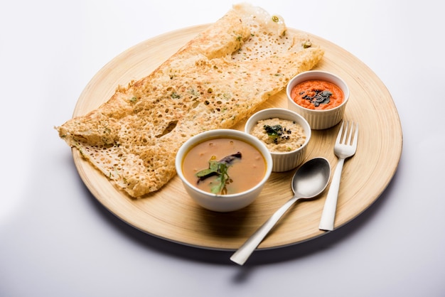 L'oignon rava masala dosa est un petit-déjeuner instantané du sud de l'Inde servi avec du chutney et du sambar sur fond de mauvaise humeur. mise au point sélective