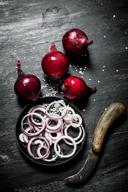 Oignon rouge frais coupé en rondelles.