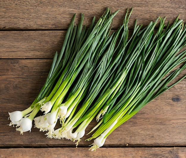 Oignon vert frais sur fond de bois