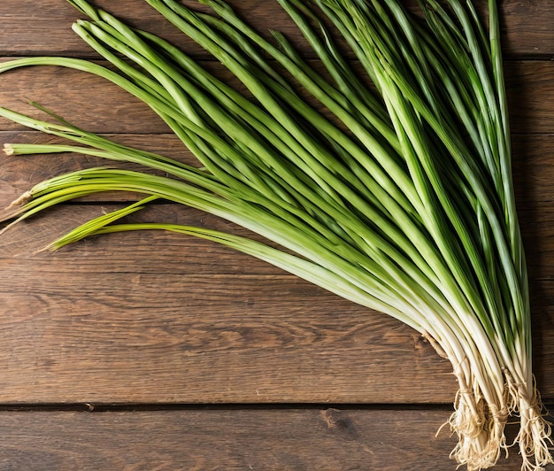 Oignon vert frais sur fond de bois