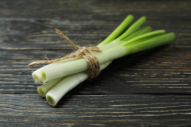 Oignon vert frais sur table en bois