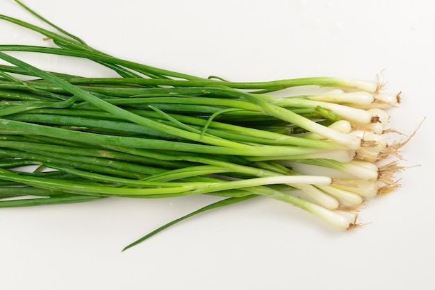 Oignon vert isolé sur blanc.