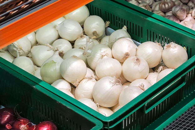 oignons sur le comptoir d'un magasin de légumes