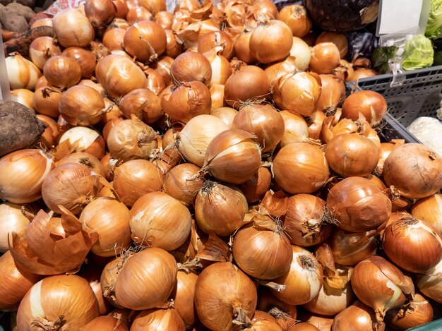 Oignons sur étagère de légumes de supermarché