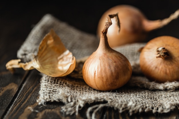 Oignons frais sur table en bois rustique.