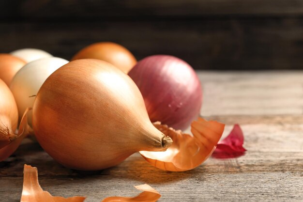 Oignons frais sur table en bois