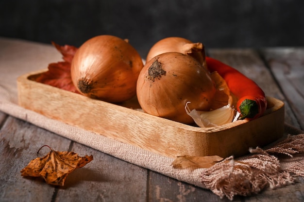 Les oignons de la nouvelle récolte se trouvent sur la table