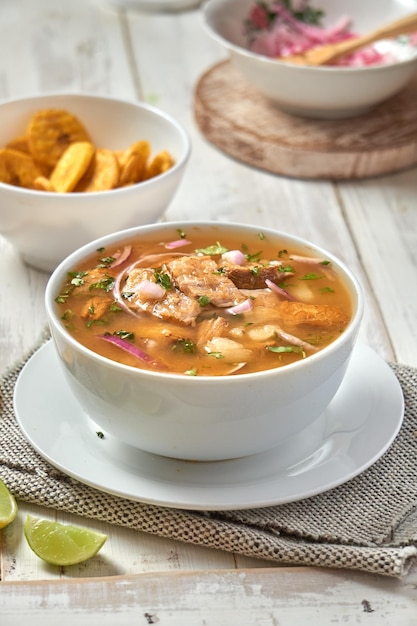 Oignons de poisson délicieux, ragoût. Cuisine traditionnelle équatorienne. encebollado